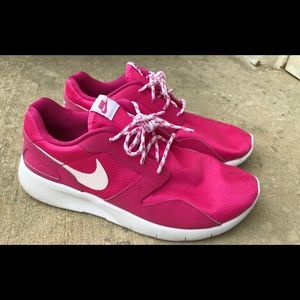 Women’s Nike Rosche sneakers